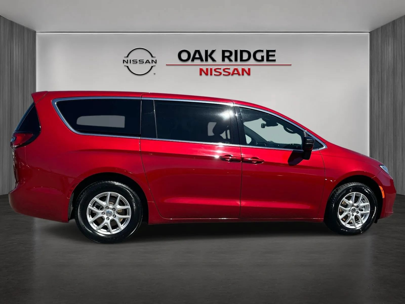 Used 2025 Chrysler Pacifica Select FWD image 2