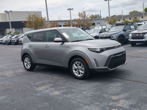 Used 2025 Kia Soul LX w/ LX Technology Package FWD image 3