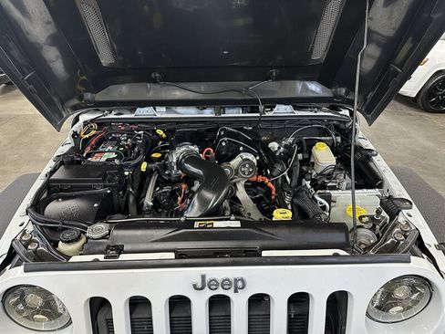 Used 2014 Jeep Wrangler Unlimited Rubicon w/ Max Tow Package AWD/4WD image 10