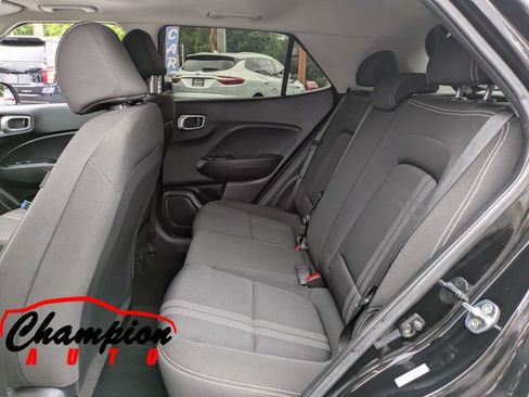 Used 2022 Hyundai Venue SEL FWD image 17