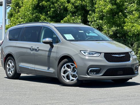 Certified 2023 Chrysler Pacifica Limited image 2