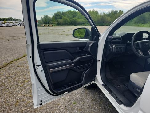Used 2025 Toyota 4Runner SR5 AWD/4WD image 15