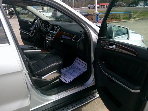 Used 2013 Mercedes-Benz GL 550 4MATIC image 16