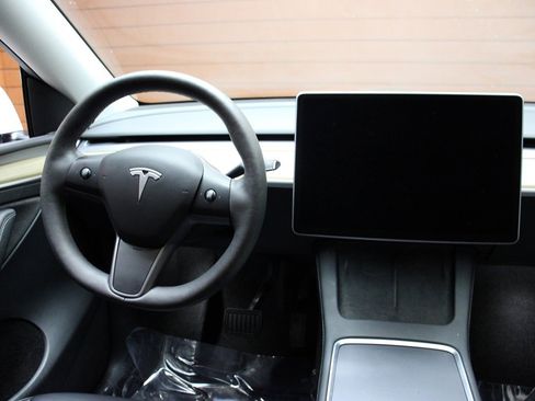 Used 2023 Tesla Model Y Long Range image 25