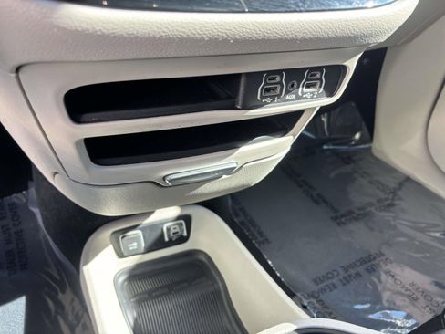 Used 2021 Chrysler Pacifica Touring-L image 24