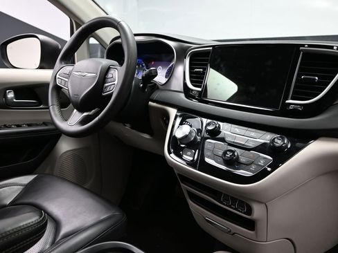 Used 2023 Chrysler Pacifica Touring-L FWD image 15