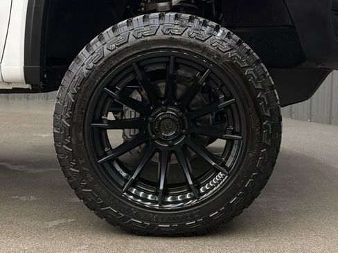 Used 2025 GMC Sierra 1500 AT4X image 9