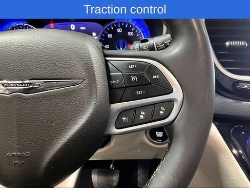 Used 2024 Chrysler Pacifica Touring-L image 15