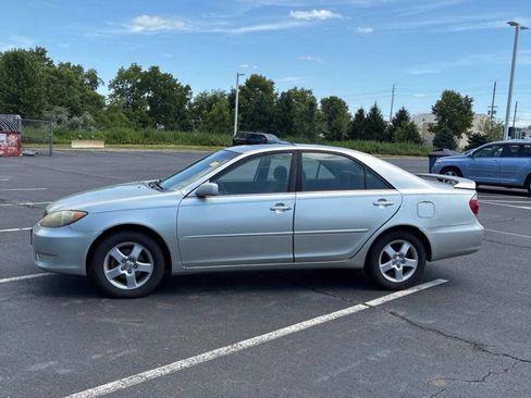 Used 2005 Toyota Camry SE FWD image 2