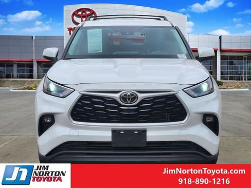 Used 2023 Toyota Highlander LE image 2