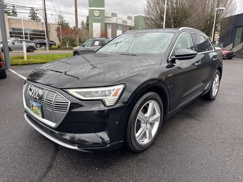 Used 2019 Audi e-tron Prestige w/ Prestige Package image 4