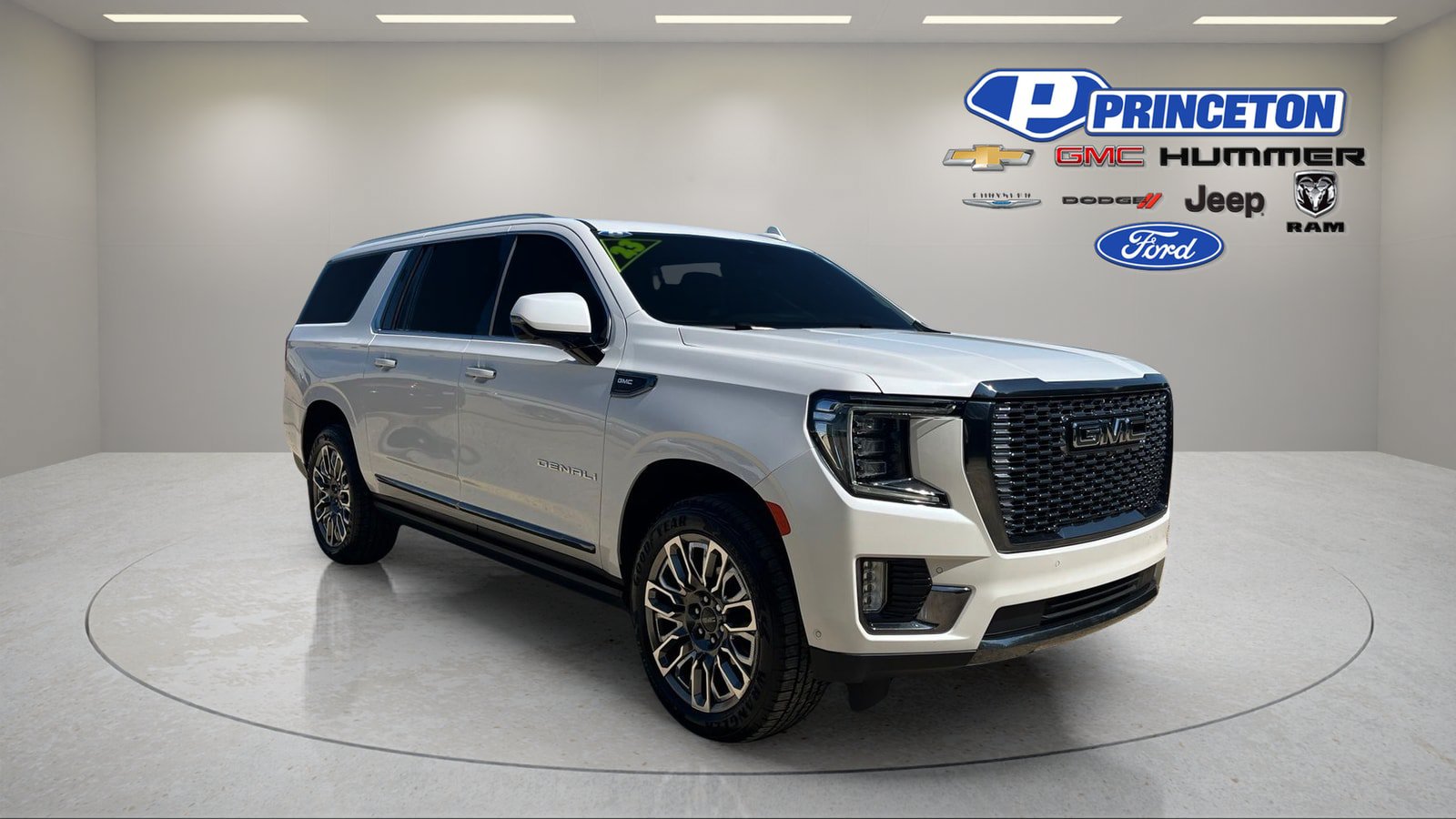 Used 2023 GMC Yukon XL Denali Ultimate w/ LPO, Floor Liner Package AWD/4WD image 1