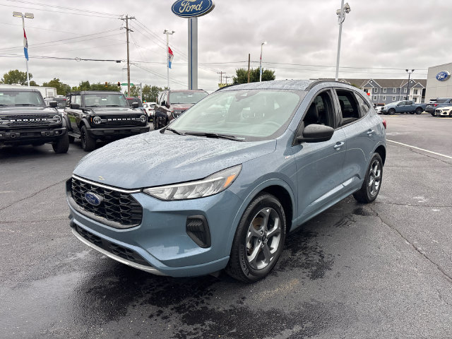 Certified 2023 Ford Escape ST-Line w/ Tech Pack #1 AWD/4WD image 3