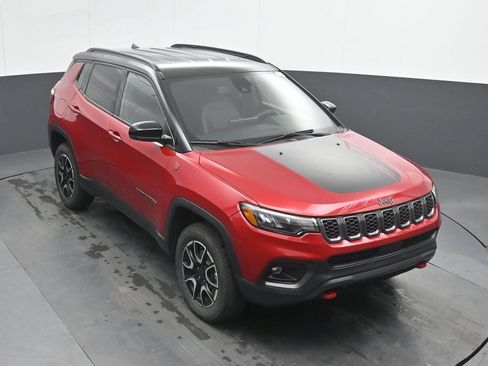 Used 2025 Jeep Compass Trailhawk AWD/4WD image 31