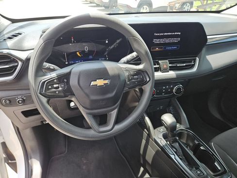 Used 2025 Chevrolet TrailBlazer LT AWD/4WD image 17