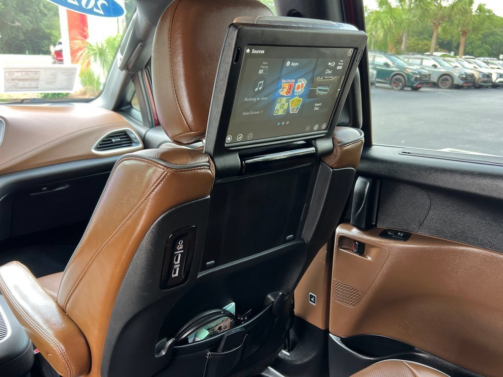 Used 2021 Chrysler Pacifica Limited w/ Uconnect Theater Family Group FWD image 20
