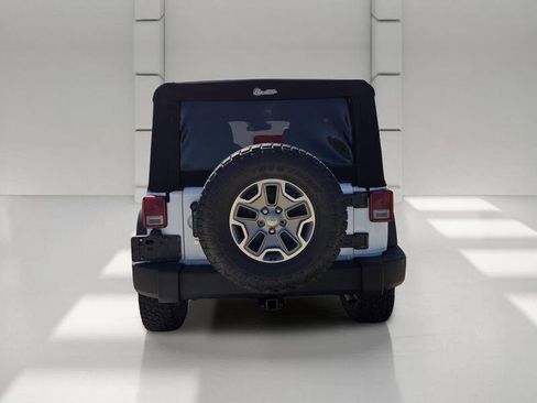 Used 2015 Jeep Wrangler Unlimited Rubicon w/ Connectivity Group AWD/4WD image 4