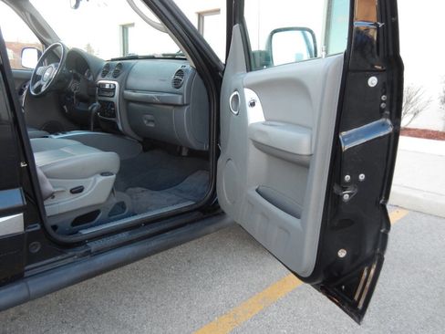 Used 2005 Jeep Liberty Limited image 34