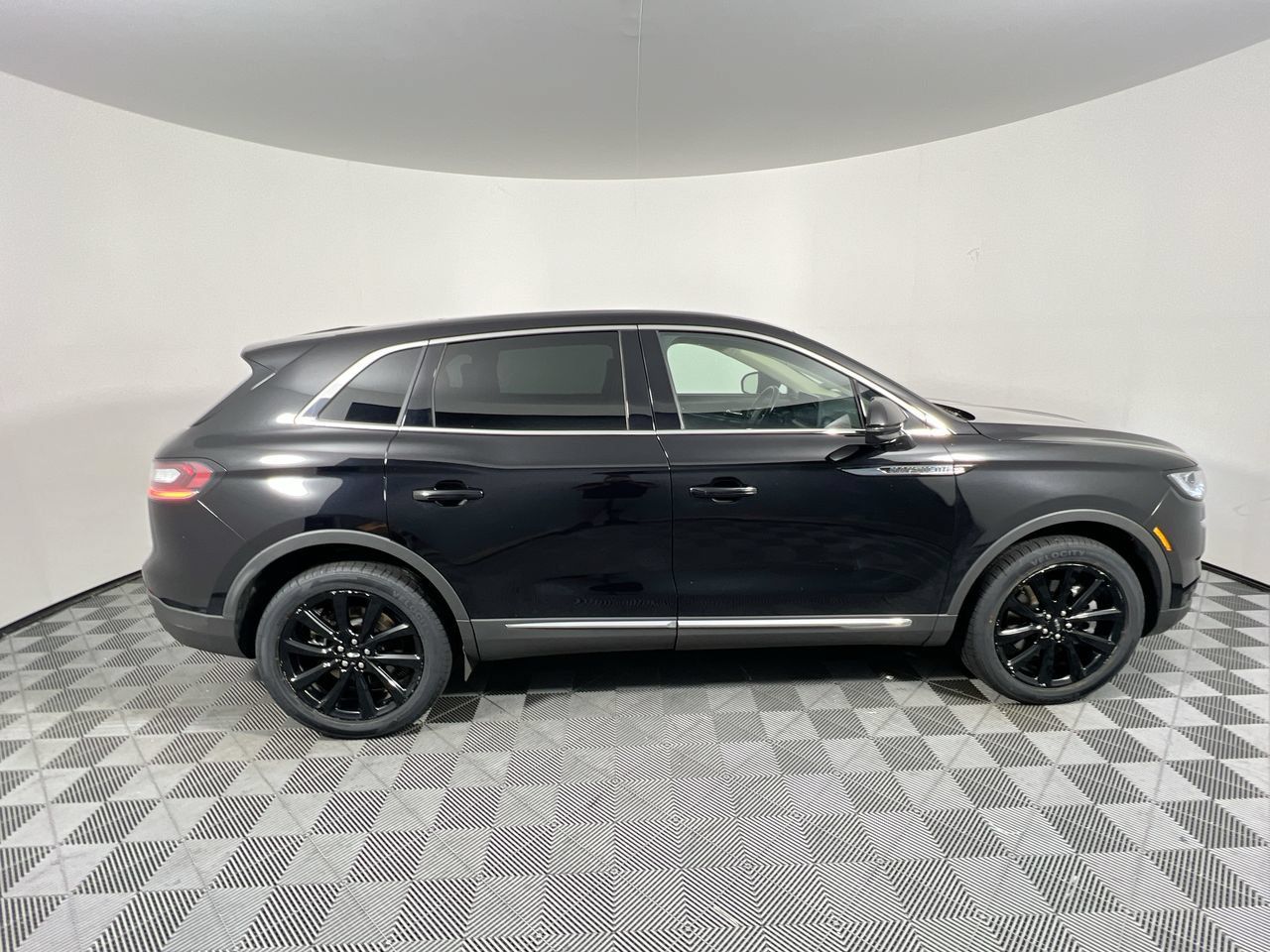 Used 2021 Lincoln Nautilus Reserve w/ Monochromatic Package AWD/4WD image 2