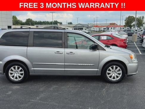 Used 2016 Chrysler Town & Country Touring FWD image 9