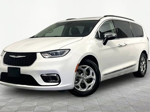 Used 2023 Chrysler Pacifica Limited FWD image 3