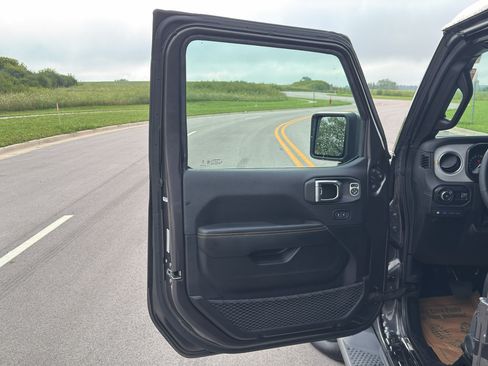 Used 2025 Jeep Wrangler Unlimited Sahara AWD/4WD image 10