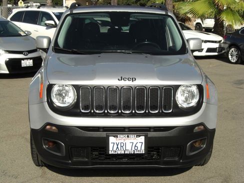 Used 2017 Jeep Renegade Latitude FWD image 2