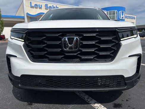 Used 2025 Honda Pilot Sport image 2