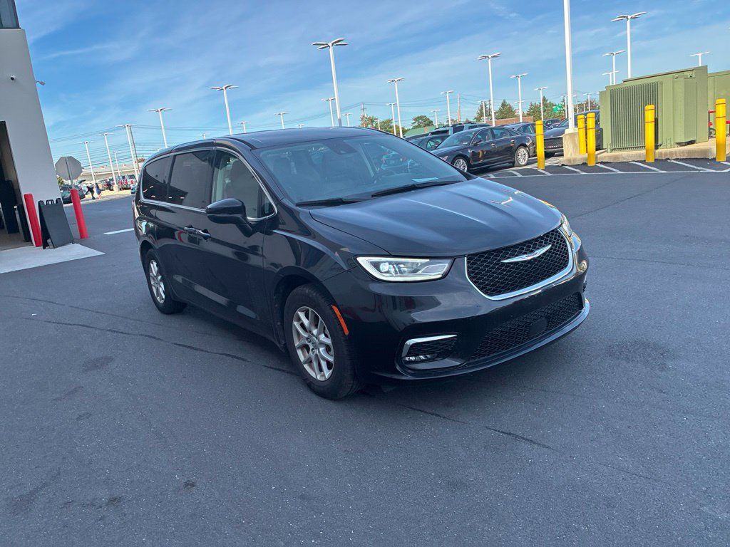 Used 2023 Chrysler Pacifica Touring-L FWD image 1