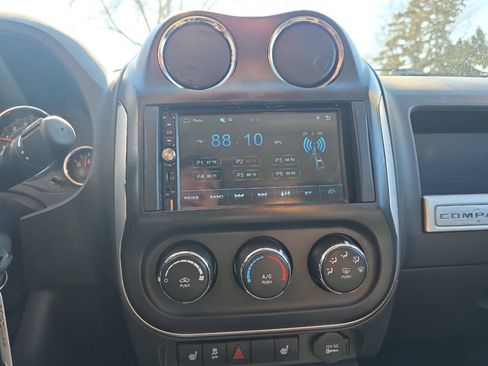 Used 2014 Jeep Compass Latitude FWD image 15