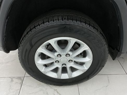 Used 2021 Jeep Grand Cherokee Laredo AWD/4WD image 45