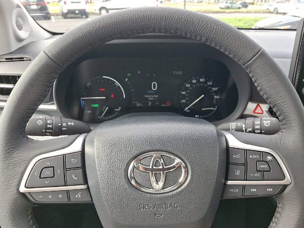 Used 2026 Toyota Sienna XLE FWD image 24