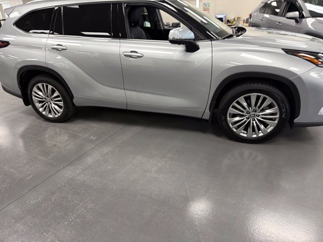 Used 2024 Toyota Highlander Platinum AWD/4WD image 8