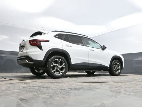 Used 2025 Chevrolet Trax LT image 46