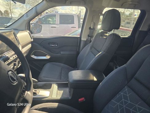 Used 2025 Nissan Frontier SV image 5