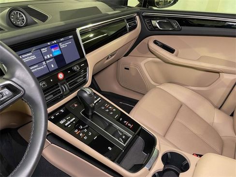Certified 2025 Porsche Macan image 35