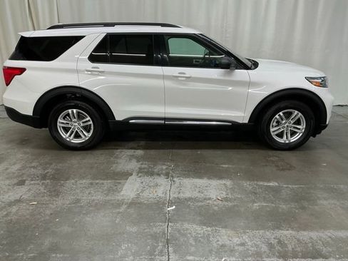 Used 2022 Ford Explorer XLT image 2