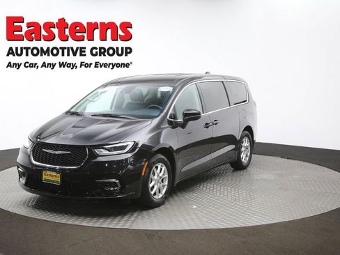 Used 2023 Chrysler Pacifica Touring-L FWD image 54