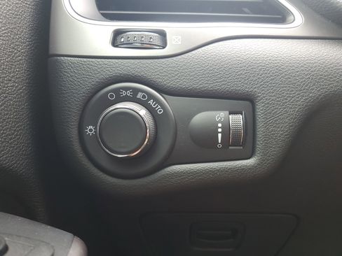 Used 2021 Jeep Cherokee Latitude image 24