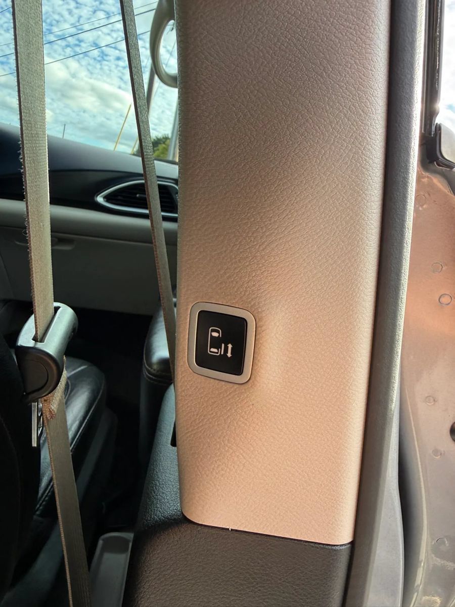 Used 2019 Chrysler Pacifica Touring-L FWD image 24