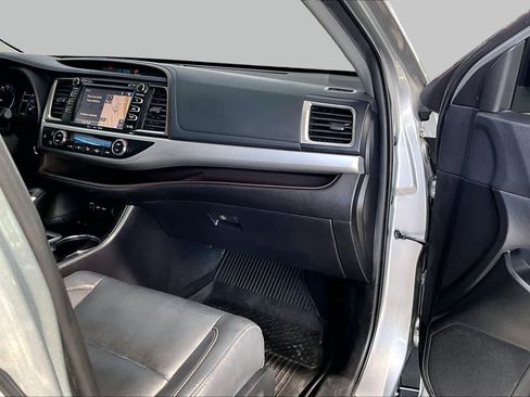 Used 2019 Toyota Highlander XLE FWD image 19