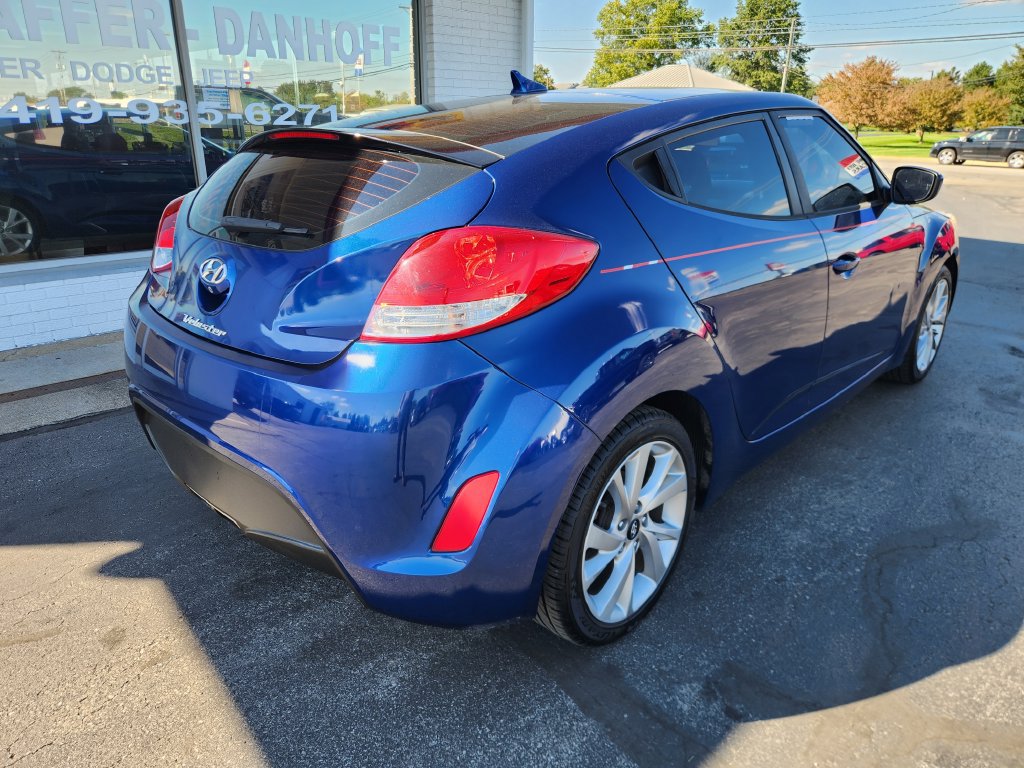 Used 2016 Hyundai Veloster FWD image 3