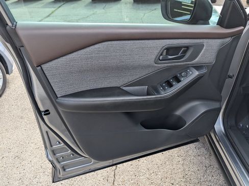 Used 2022 Nissan Rogue S FWD image 11