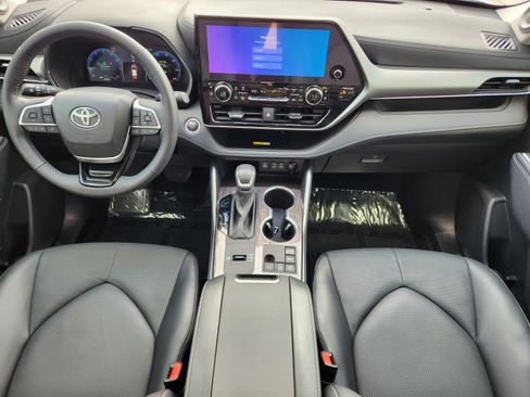 Used 2024 Toyota Highlander Platinum FWD image 26