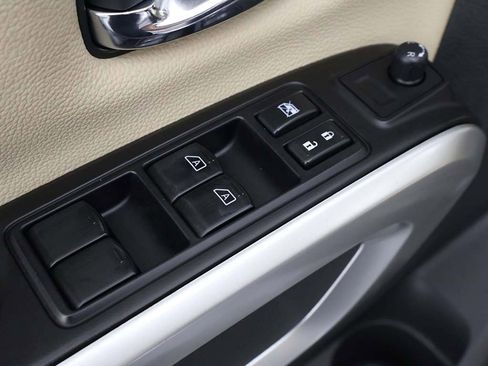 Used 2017 Nissan Titan SV image 32