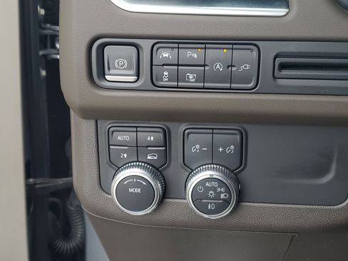 Used 2022 GMC Yukon SLT w/ SLT Luxury Package AWD/4WD image 15
