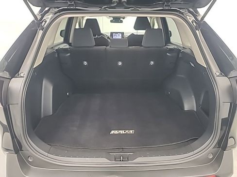 Used 2019 Toyota RAV4 LE w/ Carpet Mat Package AWD/4WD image 17