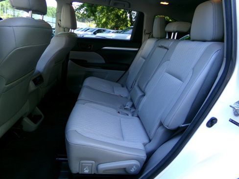 Used 2014 Toyota Highlander Plus AWD/4WD image 15