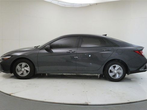 Used 2024 Hyundai Elantra SE image 5