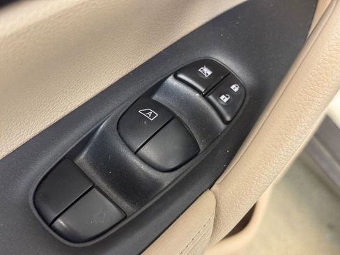 Used 2016 Nissan Rogue S FWD image 9